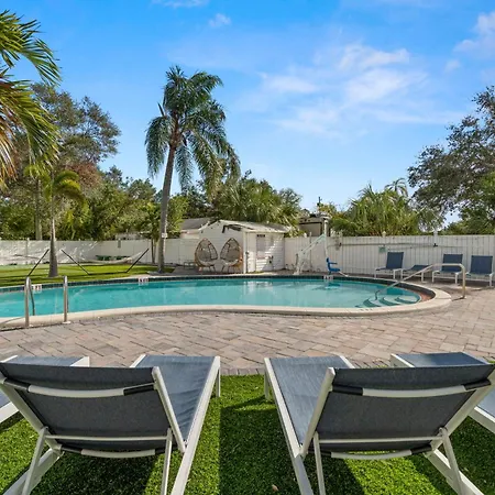 2B1B Stylish Little House W Shared Pool 511 Villa